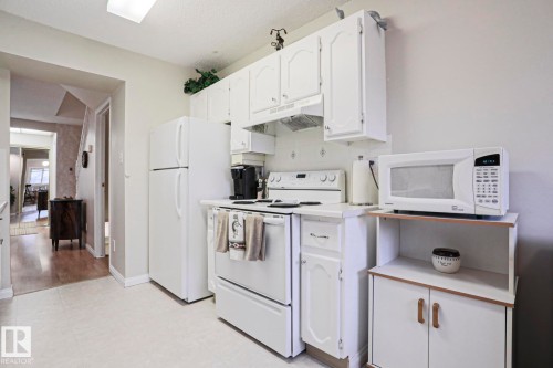 12 2020 105 Street, Edmonton, AB - Indoor Photo Showing Kitchen