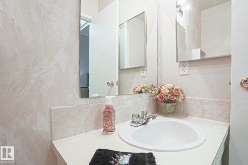 12 2020 105 Street, Edmonton, AB - Indoor Photo Showing Bathroom