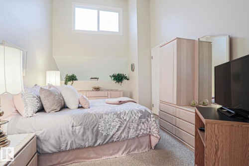 12 2020 105 Street, Edmonton, AB - Indoor Photo Showing Bedroom