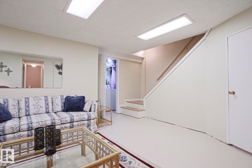 12 2020 105 Street, Edmonton, AB - Indoor