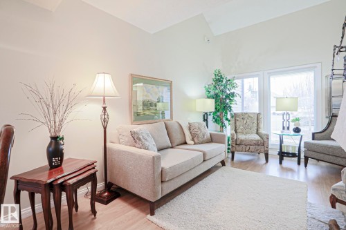 12 2020 105 Street, Edmonton, AB - Indoor Photo Showing Living Room