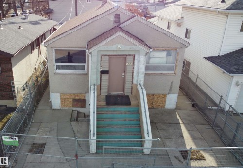 Single-family residence featuring a stucco exterior and a pitched roof - 10644 96 Street, Edmonton, AB - Outdoor