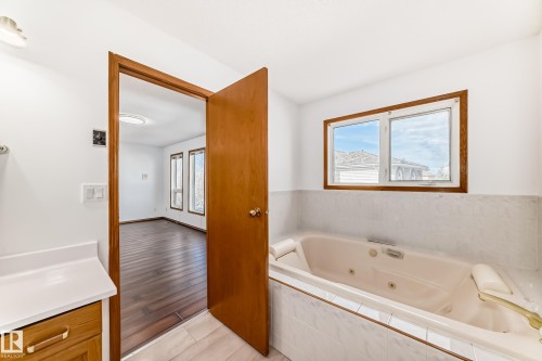 4631 43 Avenue, Edmonton, AB - Indoor Photo Showing Bathroom
