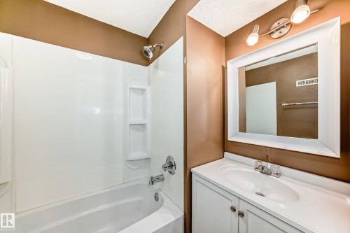 4631 43 Avenue, Edmonton, AB - Indoor Photo Showing Bathroom