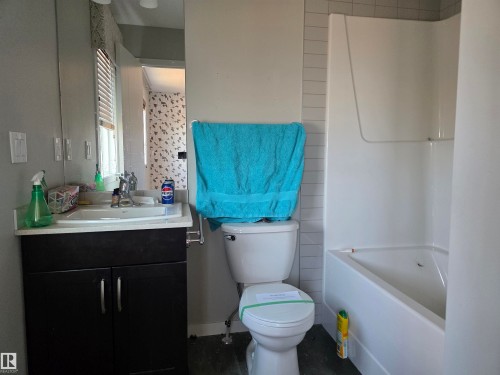 Fort Saskatchewan, AB - Indoor Photo Showing Bathroom