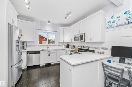 4613 Crabapple Run Run, Edmonton, AB - Indoor Photo Showing Kitchen