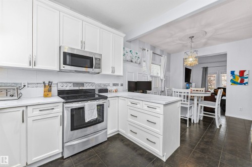 4613 Crabapple Run Run, Edmonton, AB - Indoor Photo Showing Kitchen