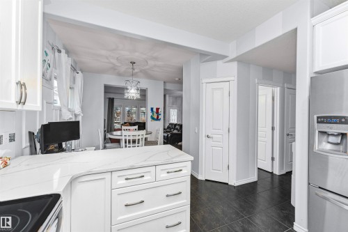 4613 Crabapple Run Run, Edmonton, AB - Indoor Photo Showing Kitchen