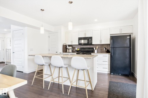 2061 Trumpeter Way, Edmonton, AB - Indoor Photo Showing Kitchen