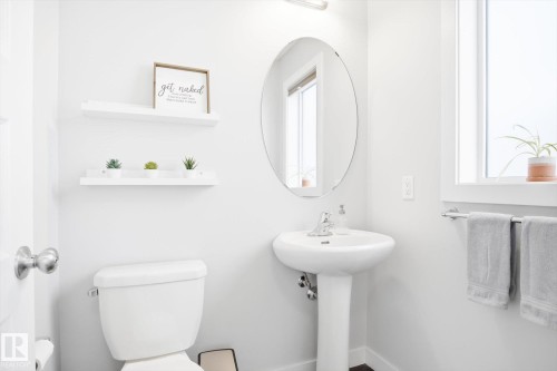 2061 Trumpeter Way, Edmonton, AB - Indoor Photo Showing Bathroom