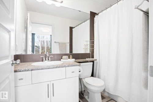 2061 Trumpeter Way, Edmonton, AB - Indoor Photo Showing Bathroom