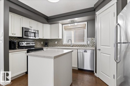 6072 Stanton Drive, Edmonton, AB - Indoor Photo Showing Kitchen