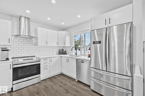 10315 47 Street, Edmonton, AB - Indoor Photo Showing Kitchen With Upgraded Kitchen