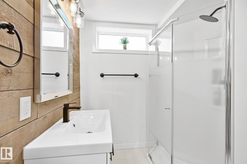 10315 47 Street, Edmonton, AB - Indoor Photo Showing Bathroom