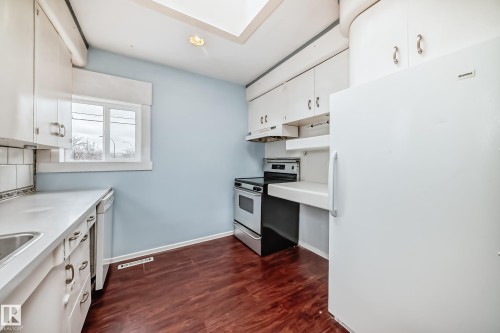 5204 112 Avenue, Edmonton, AB - Indoor Photo Showing Kitchen
