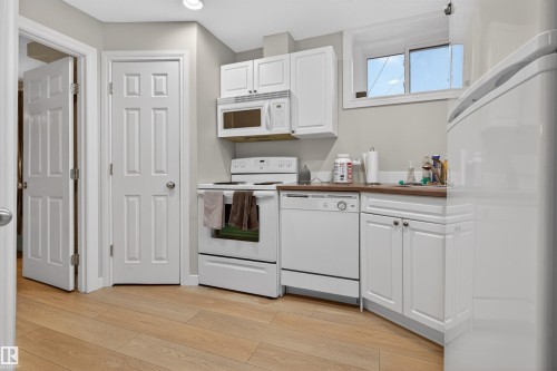 16 Mural Crescent, St. Albert, AB - Indoor Photo Showing Kitchen