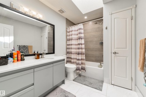445 Whiston Way, Edmonton, AB - Indoor Photo Showing Bathroom