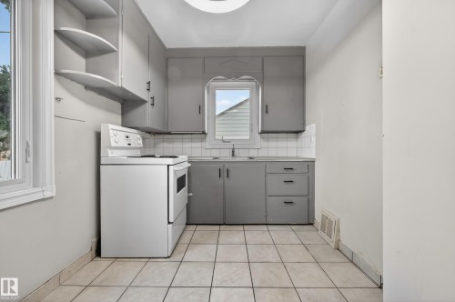 12319 102 Street, Edmonton, AB - Indoor Photo Showing Other Room