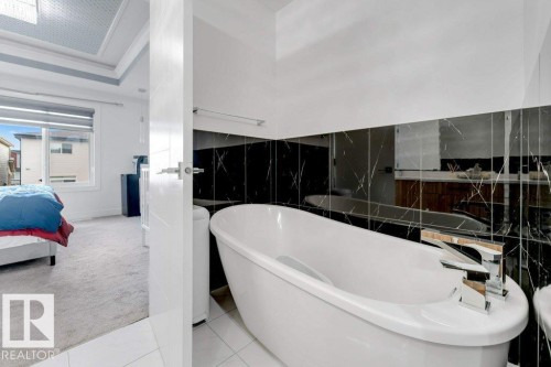 3521 5A Avenue, Edmonton, AB - Indoor Photo Showing Bathroom