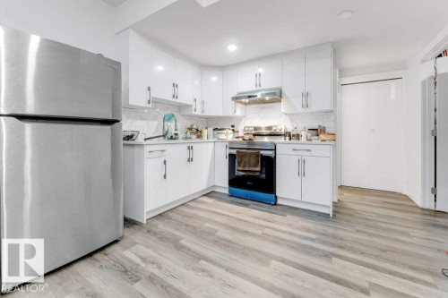 3521 5A Avenue, Edmonton, AB - Indoor Photo Showing Kitchen With Upgraded Kitchen
