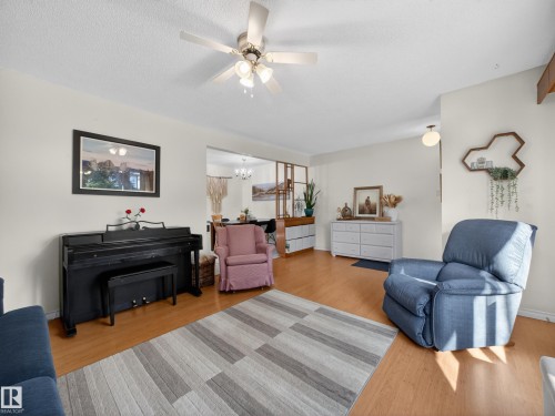 7214 78 Avenue, Edmonton, AB - Indoor Photo Showing Living Room