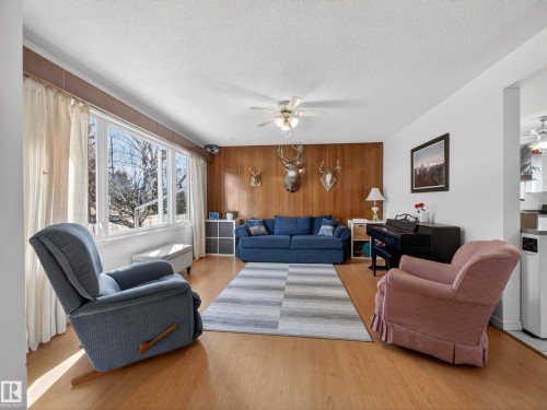 7214 78 Avenue, Edmonton, AB - Indoor Photo Showing Living Room
