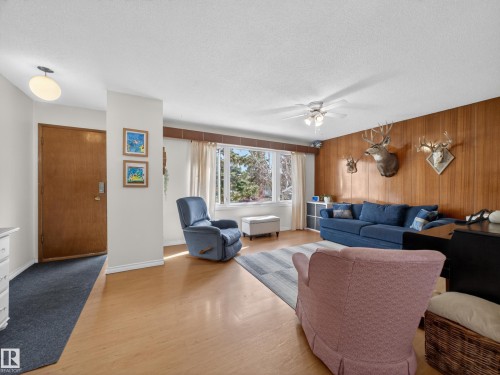 7214 78 Avenue, Edmonton, AB - Indoor Photo Showing Living Room