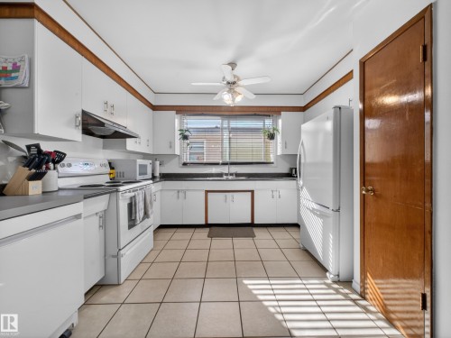 7214 78 Avenue, Edmonton, AB - Indoor Photo Showing Kitchen