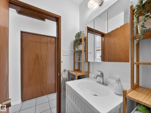7214 78 Avenue, Edmonton, AB - Indoor Photo Showing Bathroom