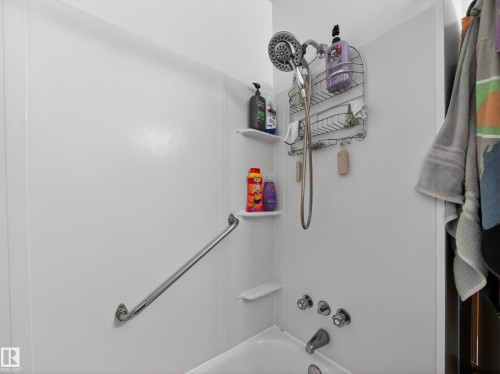7214 78 Avenue, Edmonton, AB - Indoor Photo Showing Bathroom