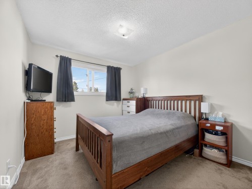 7214 78 Avenue, Edmonton, AB - Indoor Photo Showing Bedroom