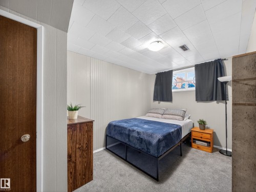 7214 78 Avenue, Edmonton, AB - Indoor Photo Showing Bedroom