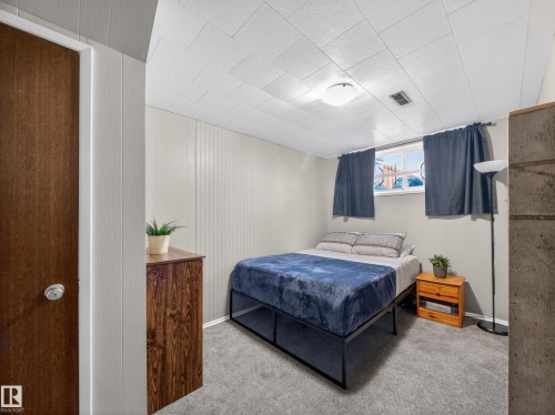 7214 78 Avenue, Edmonton, AB - Indoor Photo Showing Bedroom