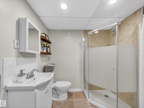 7214 78 Avenue, Edmonton, AB - Indoor Photo Showing Bathroom