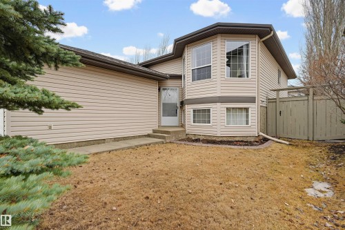 Exterior siding home featuring a bay window design and a privacy fence - 21 Escada Close, St. Albert, AB - Outdoor