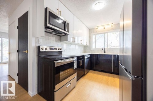 12822 123 Street, Edmonton, AB - Indoor Photo Showing Kitchen With Upgraded Kitchen