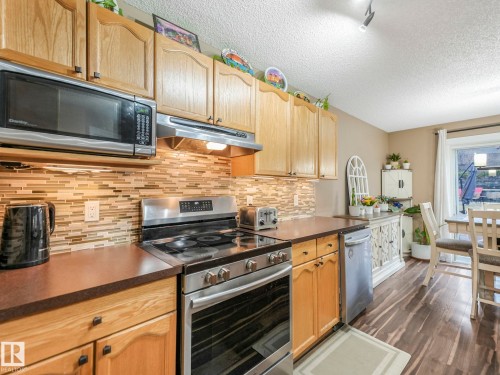 224 Hyndman Crescent, Edmonton, AB - Indoor Photo Showing Kitchen