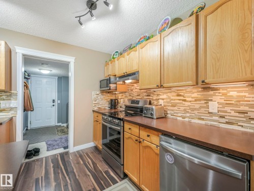 224 Hyndman Crescent, Edmonton, AB - Indoor Photo Showing Kitchen