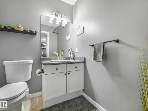 224 Hyndman Crescent, Edmonton, AB - Indoor Photo Showing Bathroom