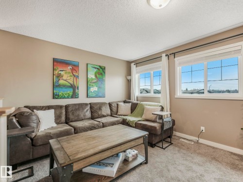 224 Hyndman Crescent, Edmonton, AB - Indoor Photo Showing Living Room