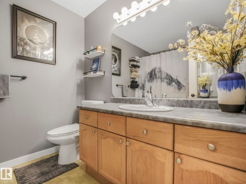 224 Hyndman Crescent, Edmonton, AB - Indoor Photo Showing Bathroom