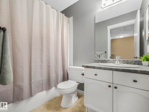 224 Hyndman Crescent, Edmonton, AB - Indoor Photo Showing Bathroom
