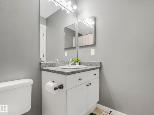 224 Hyndman Crescent, Edmonton, AB - Indoor Photo Showing Bathroom