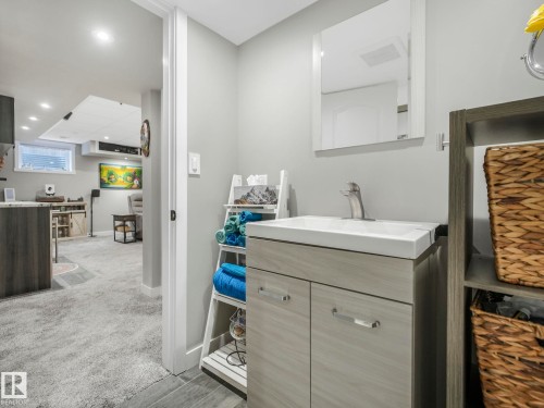 224 Hyndman Crescent, Edmonton, AB - Indoor