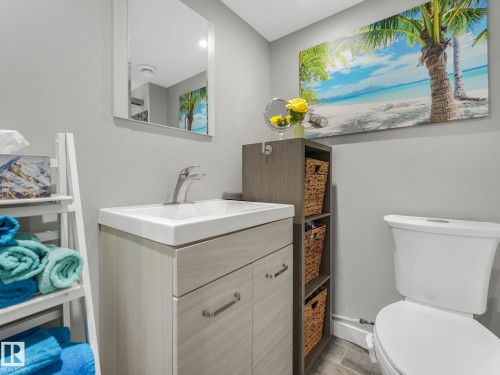 224 Hyndman Crescent, Edmonton, AB - Indoor Photo Showing Bathroom