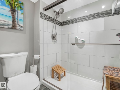 224 Hyndman Crescent, Edmonton, AB - Indoor Photo Showing Bathroom