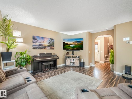 224 Hyndman Crescent, Edmonton, AB - Indoor Photo Showing Living Room
