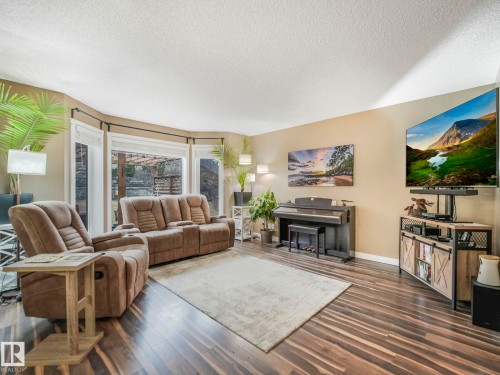 224 Hyndman Crescent, Edmonton, AB - Indoor Photo Showing Living Room