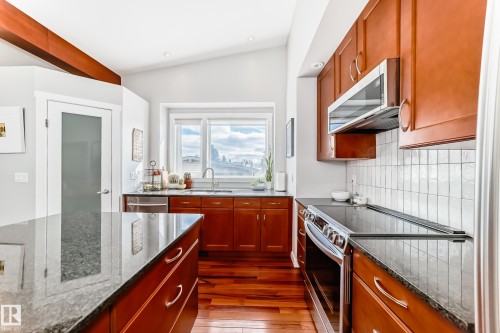 10811 43 Avenue, Edmonton, AB - Indoor Photo Showing Kitchen With Upgraded Kitchen