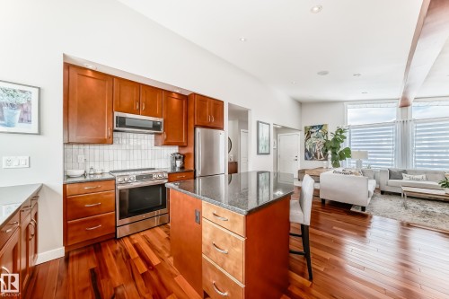 10811 43 Avenue, Edmonton, AB - Indoor Photo Showing Kitchen With Stainless Steel Kitchen